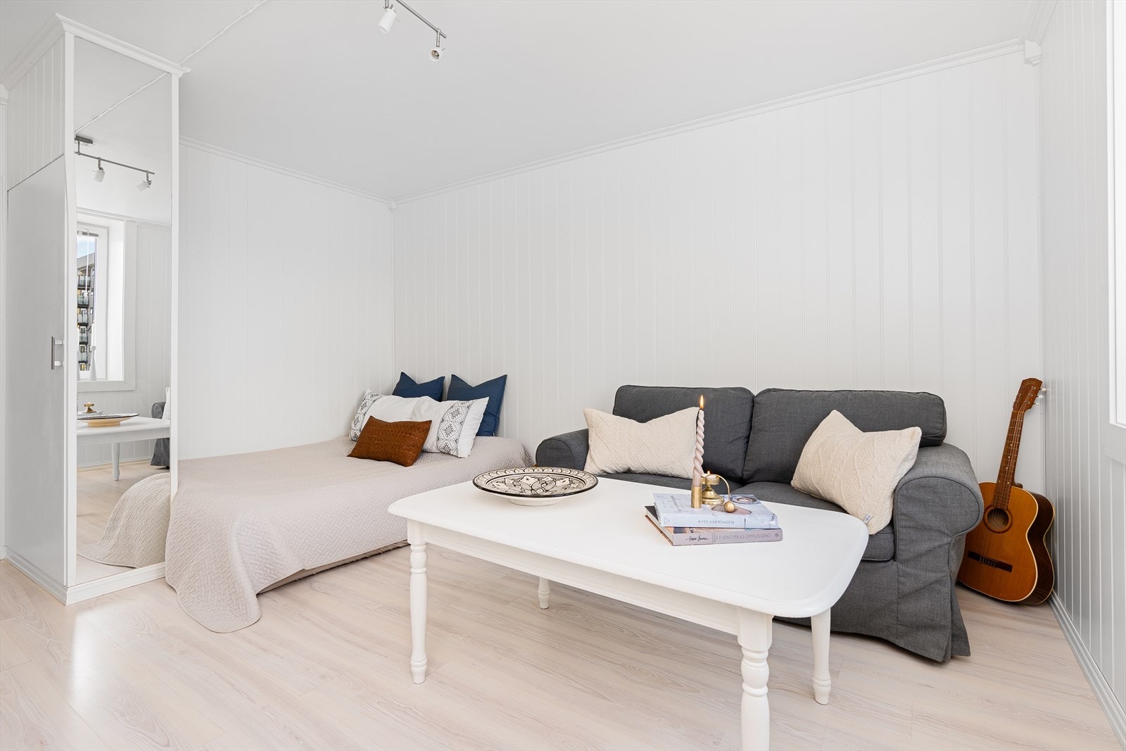 I stuen er det plass til både en sofagruppe, samt til seng. Legg merke til veggen til venstre som lager en fin sone mot sengen, samtidig som den gir ekstra oppbevaringsplass i det innebygde skapet. Galleribilde
