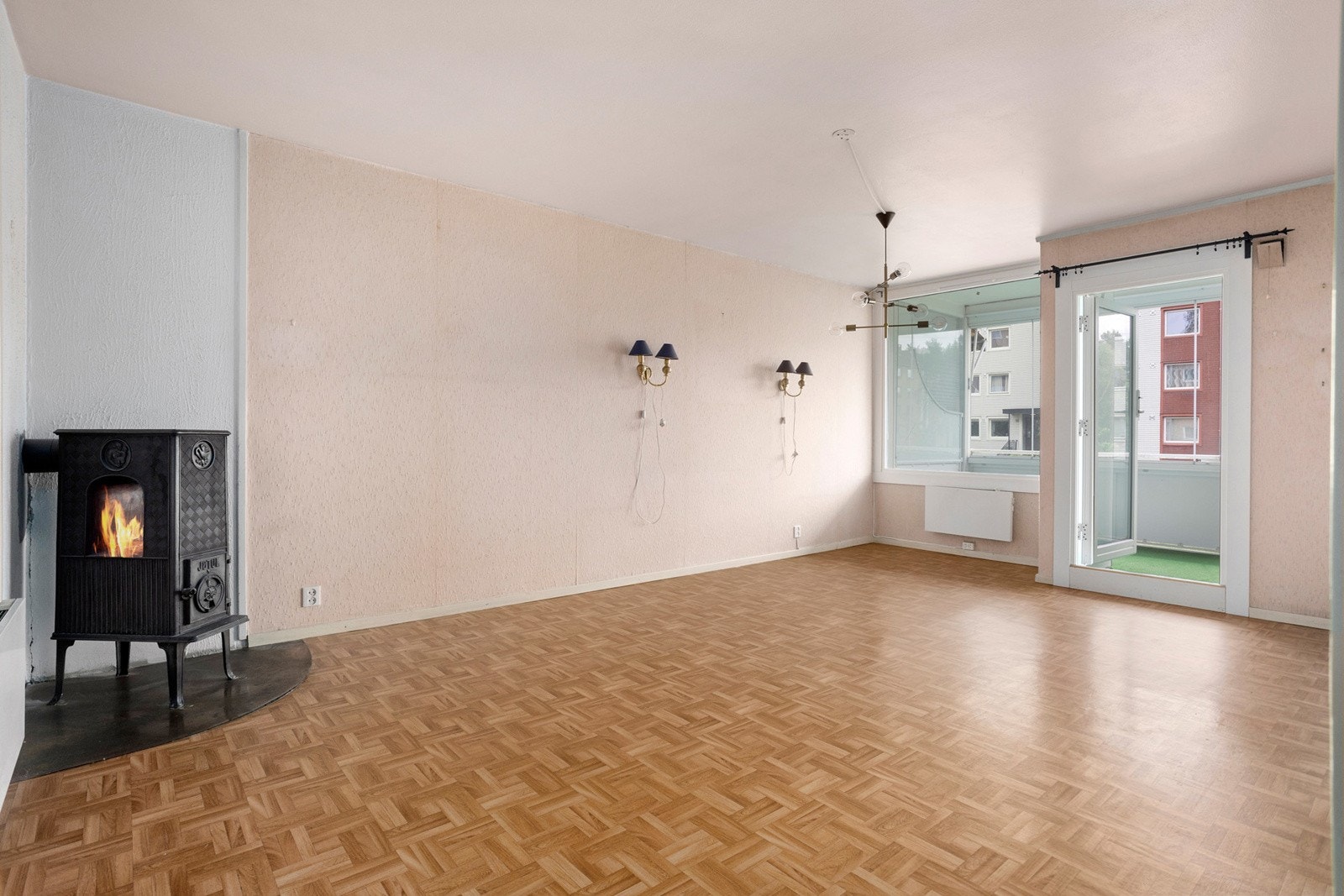Romslig stue med vedovn Galleribilde