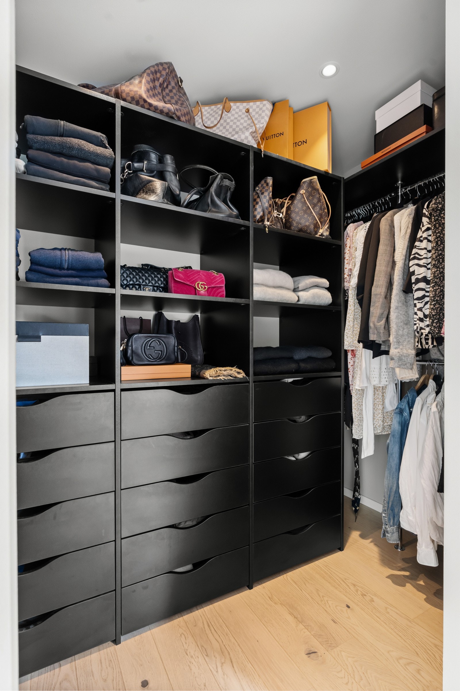 I tilknytning til master bedroom er det en walk in garderobe med plassbygd innredning. Galleribilde