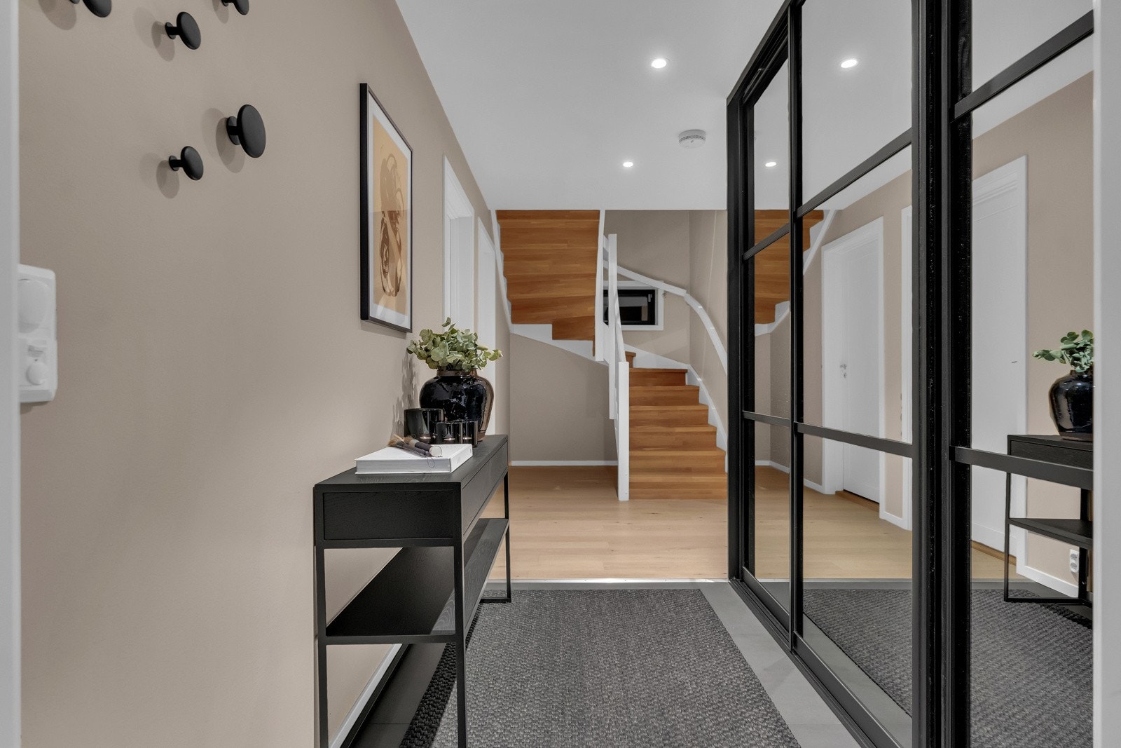 Velkommen inn! Her får du en innbydende entré som gir et meget godt førsteinntrykk av boligen. God plass for klær og sko i stor skyvedørsgarderobe med speilfronter. Galleribilde