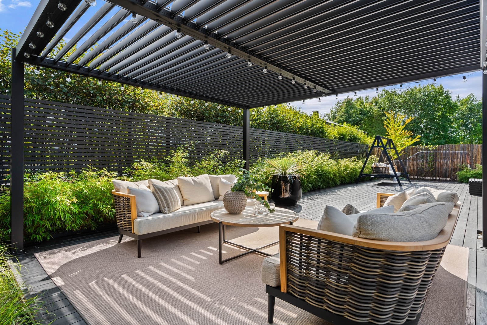 Pergola med lameller gir deg mulighet for å åpne eller stenge etter eget ønske. Galleribilde