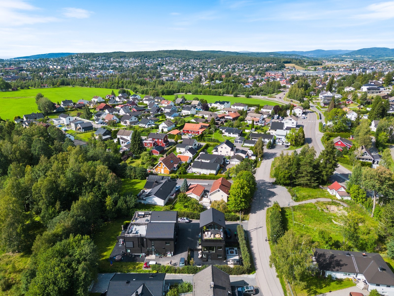Området grenser til Østmarka med flotte turmuligheter både sommer og vinter, samtidig som det er nærhet til skole, kollektivtransport, matbutikk og diverse servicetilbud. Galleribilde