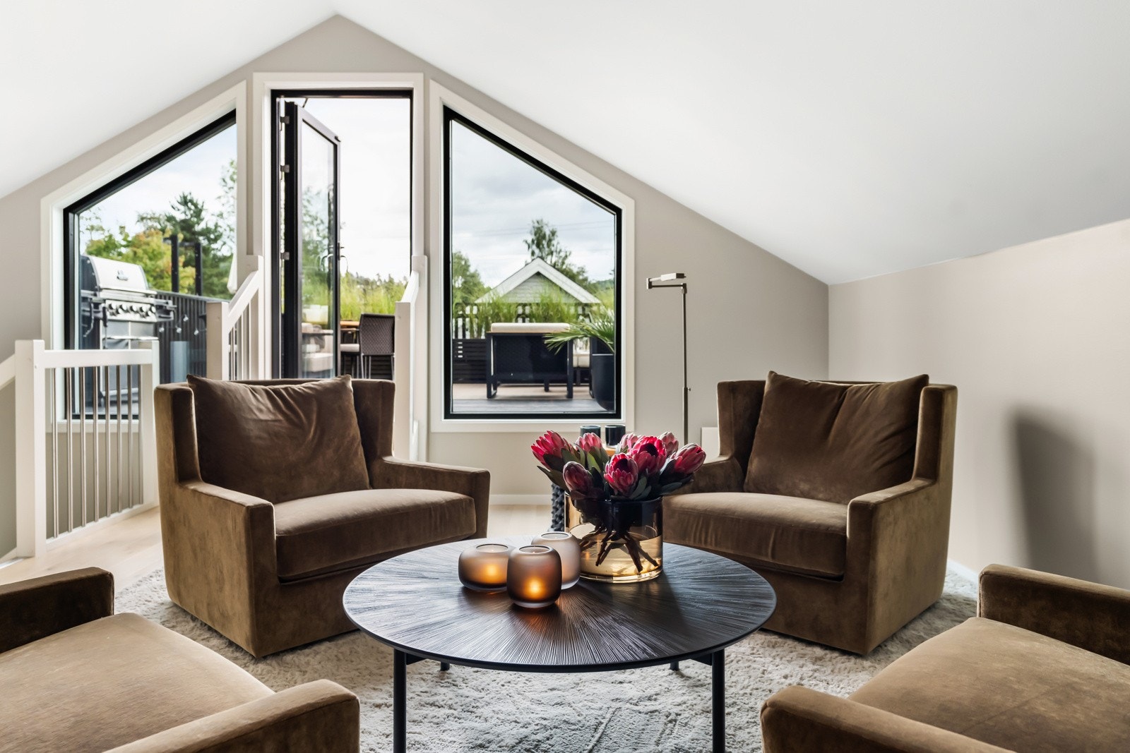 Stuen i 3. etasje er i dag innredet som en stilig og delikat loungegruppe. Galleribilde