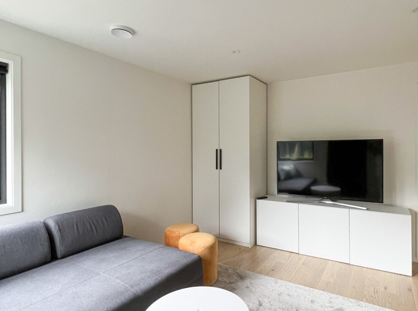 Boligen disponerer en hybeldel i boligens 1. etasje, bestående av baderom, samt åpen stue- og kjøkkenløsning. Galleribilde