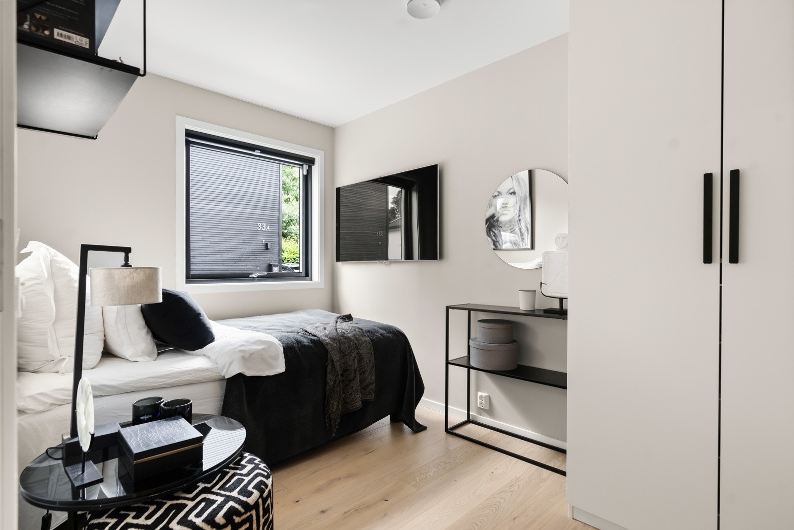 Soverommet i boligens 1. etasje. God plass til både seng, skrivebord og garderobeskap. Galleribilde