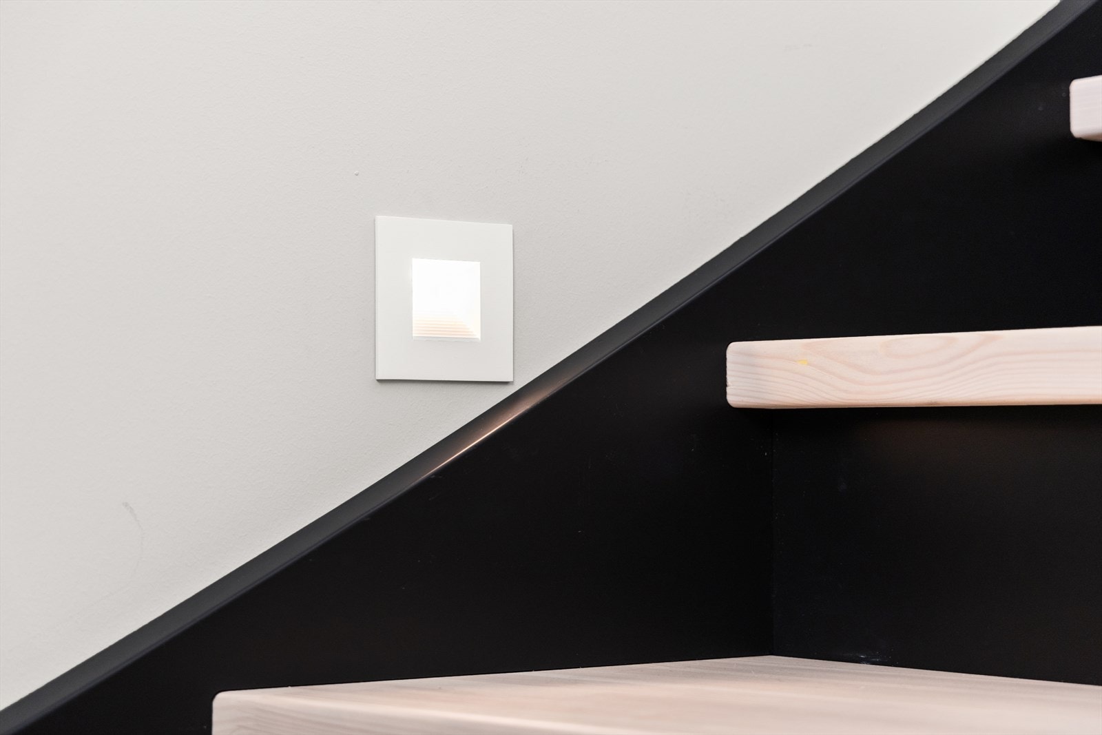 Sort trapp med eiketrinn - beiset fra Engan Trappesnekkeri. Galleribilde