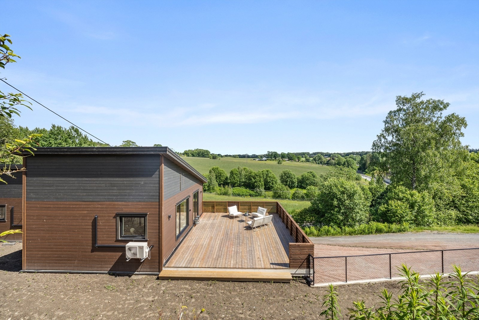 Det er god plass til diverse møblering, grillplass m.v. Galleribilde