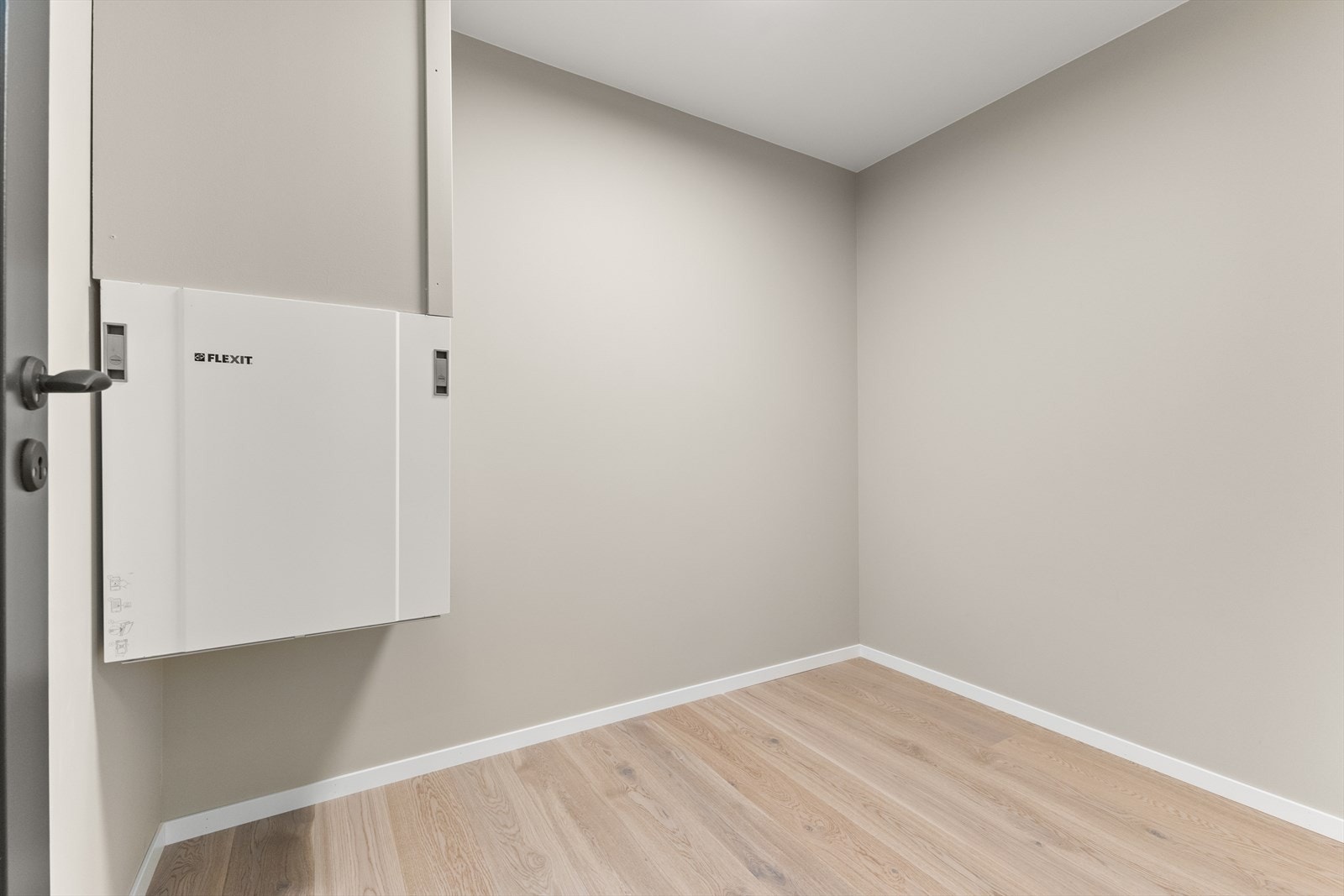 Praktisk bod/teknisk rom med lagringsplass. Galleribilde