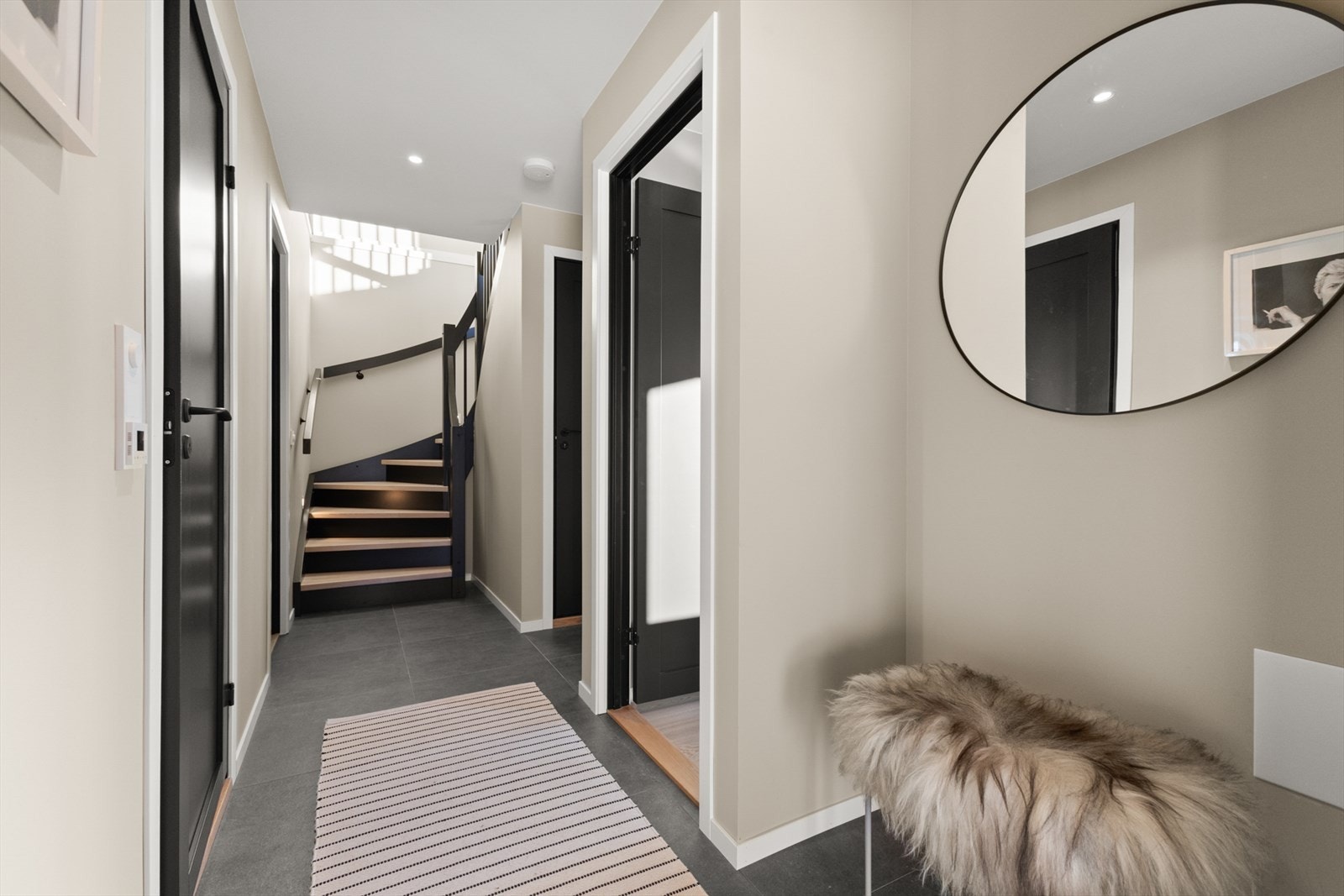 Mellomgang i underetasjen. Galleribilde