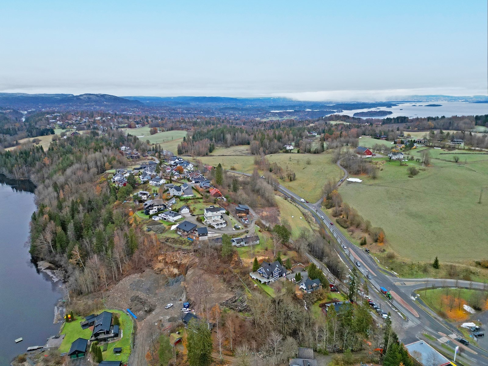 Eiendommen ligger på en høyde med fine utsiktsforhold. Galleribilde