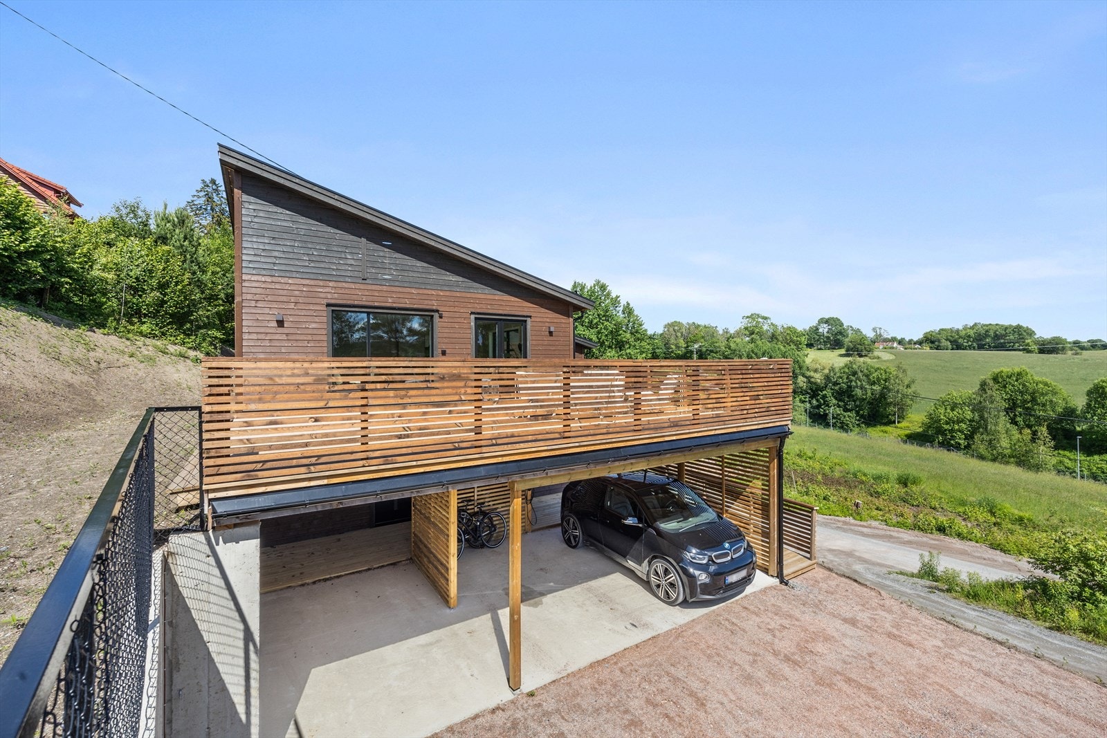 Eiendommen ligger fint til med kort vei til Heggedal, Vollen og Asker sentrum. Galleribilde