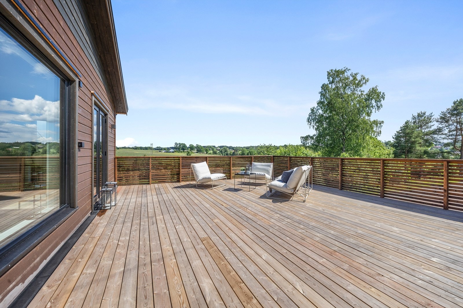 Boligen har terrasse på ca. 50 kvm med utgang fra stue. Galleribilde