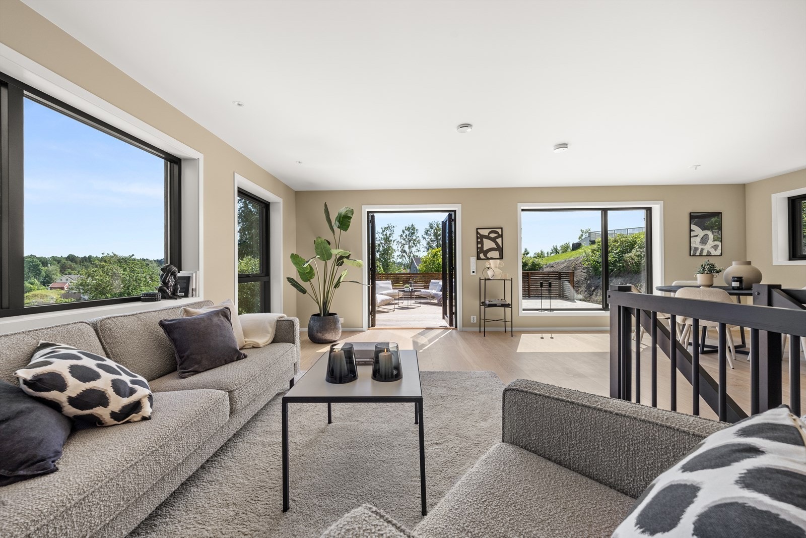 Luftig stuerom med store vindusflater. Galleribilde