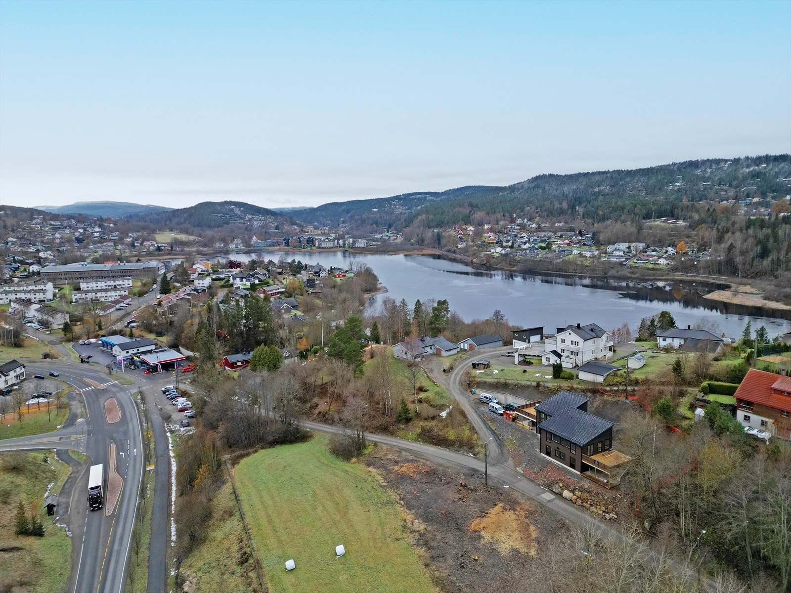 Løvhaugen 27 A & B ligger like utenfor Heggedal i Asker kommune. Galleribilde