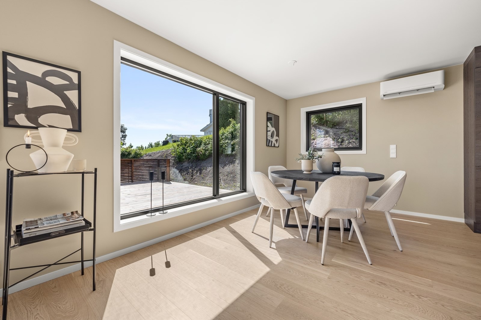 Stuen har lysinnslipp fra vinduer på tre sider av rommet. Galleribilde