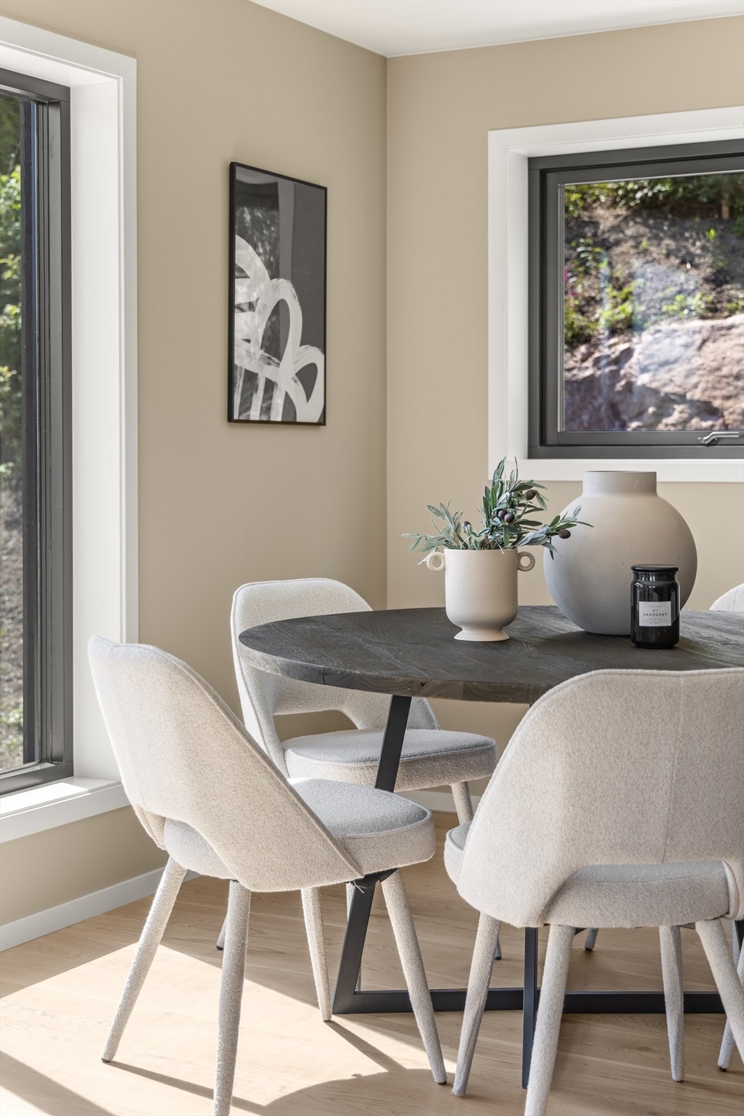 Det er plass til spisebord ved kjøkkenet. Galleribilde