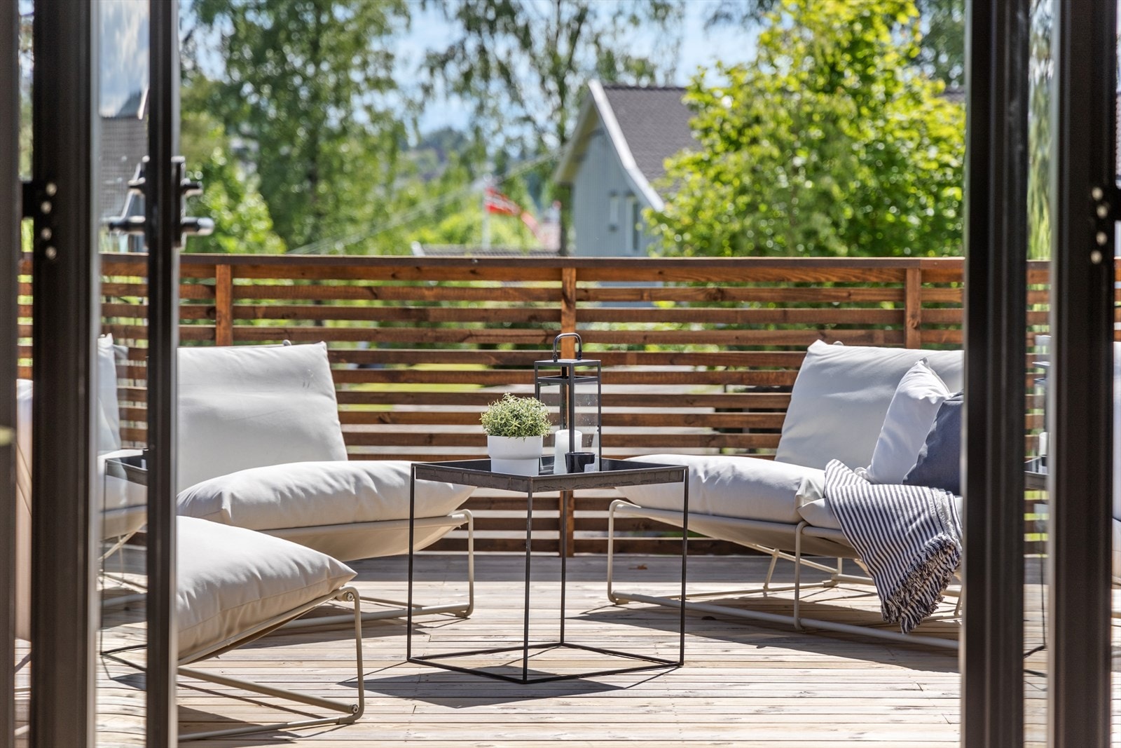 Utgang til terrasse via doble glassdører. Galleribilde