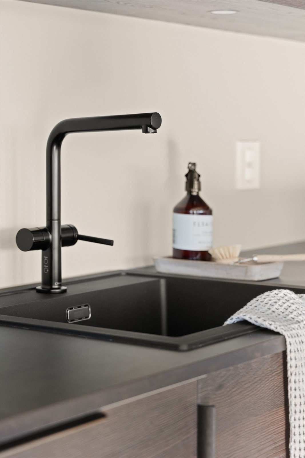 Benkeplaten er i laminat, modell Black Gold Metal Slate. Galleribilde