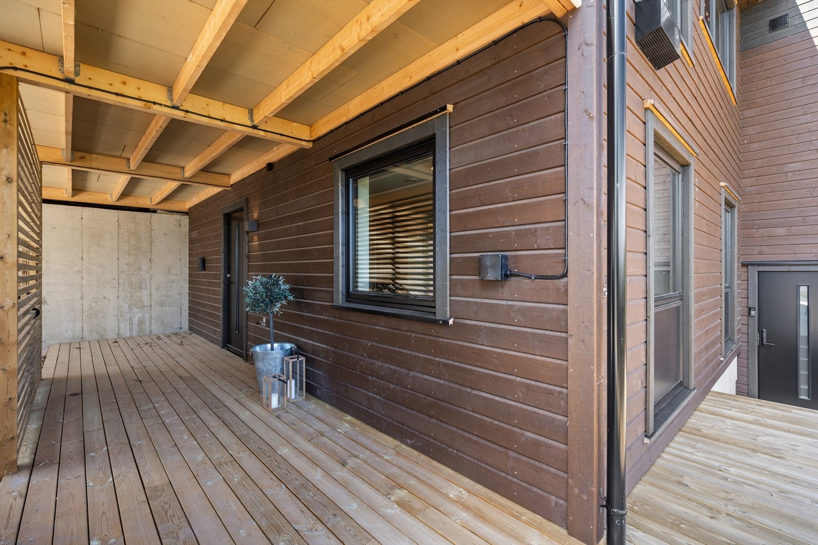 Boligen har et hyggelig inngangsparti med takoverbygg. Galleribilde