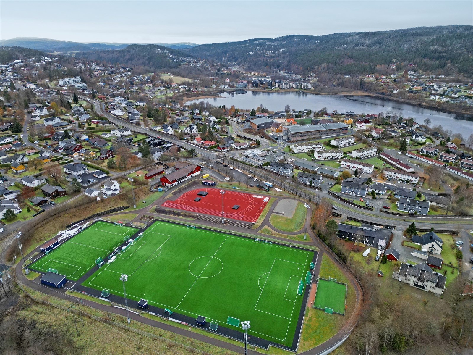 Eiendommen har kort vei til aktivitetsanlegg med gressbane og lekestativer Galleribilde