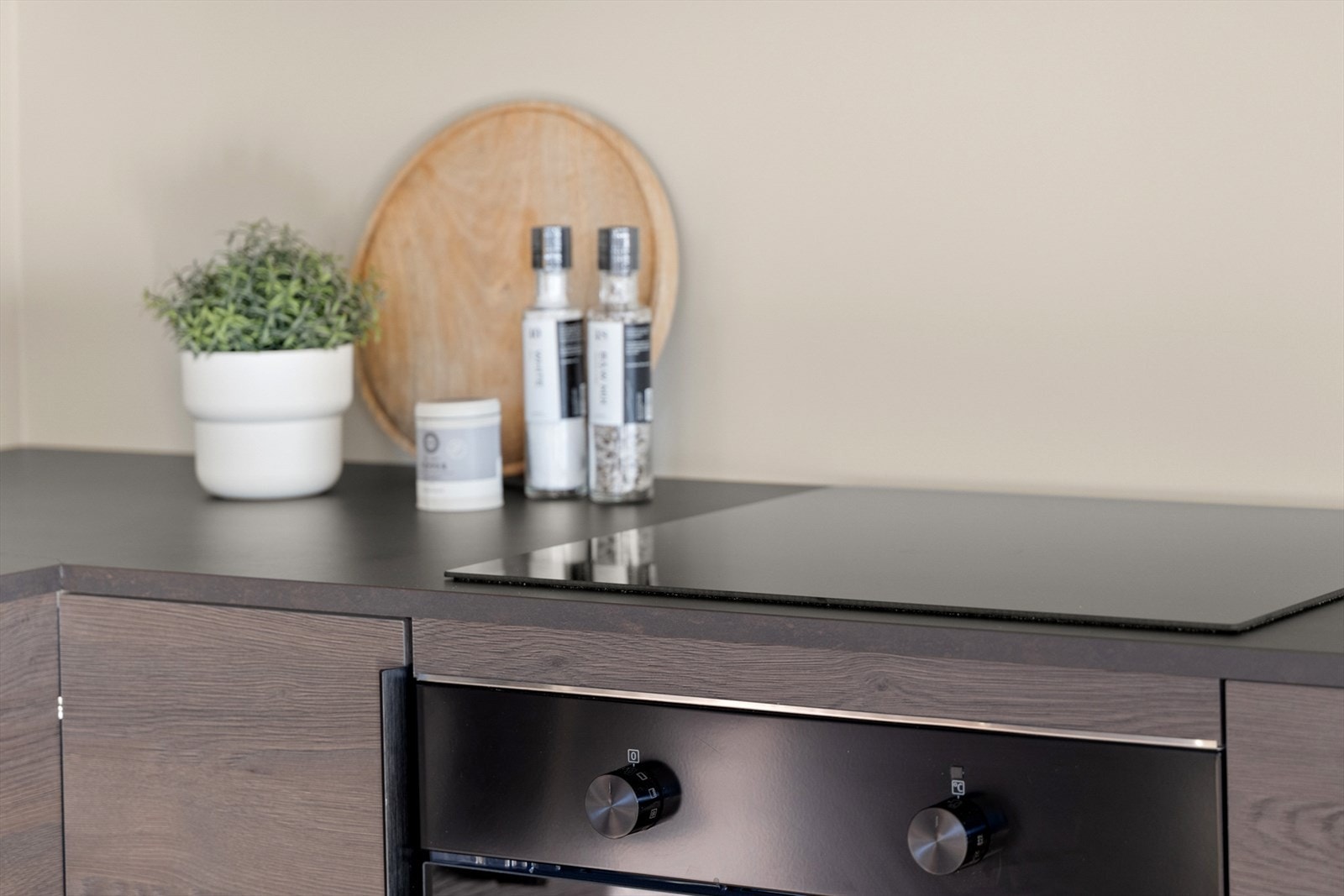 Kjøkkenmodell er Femunden og frontene er i mørkebrun Eik Dekor. Galleribilde