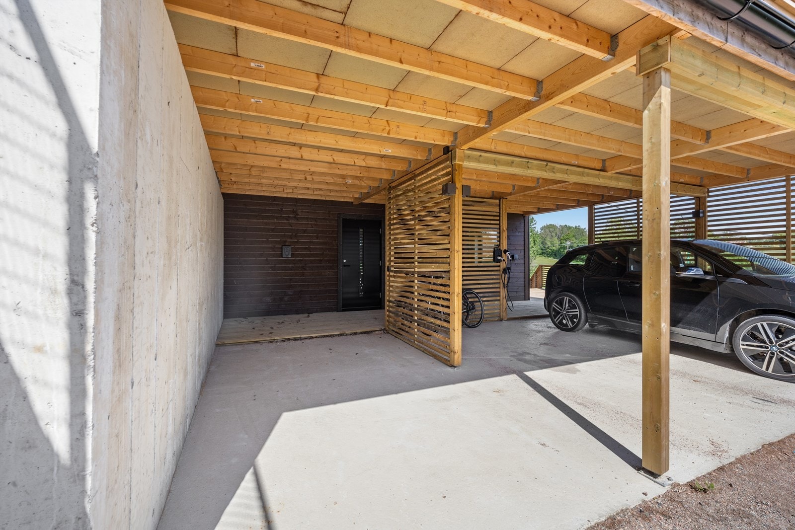 Det medfølger carport med installert Zaptec-lader. Galleribilde