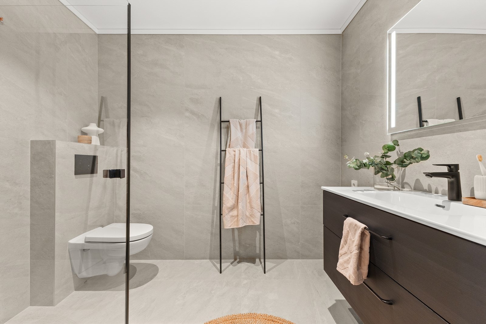 Lekkert bad med lyse farger. Galleribilde