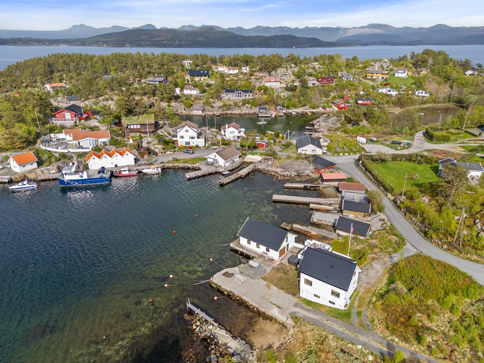 Hytta ligger meget idyllisk til med godt med sol Galleribilde