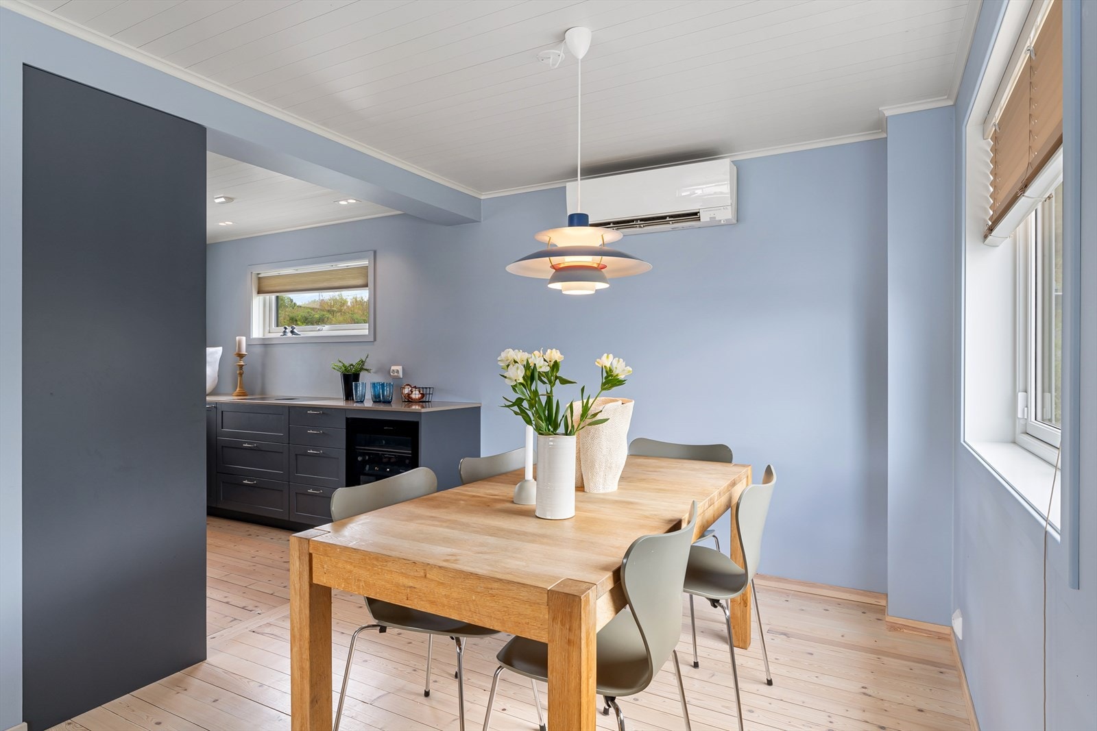 Åpen løsning mot kjøkkenet som er fra 2021 Galleribilde