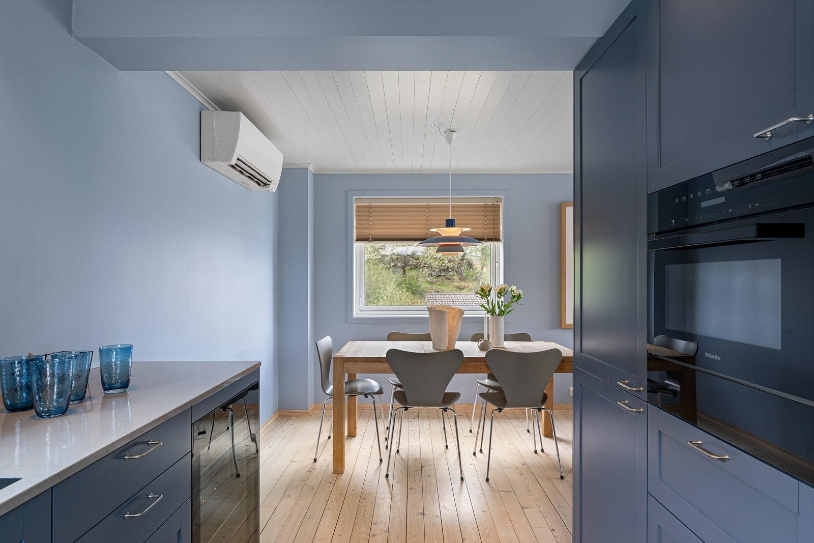 Kjøkkenet er i en behagelig, maritim fargetone - som står i stil med resten av hytta Galleribilde