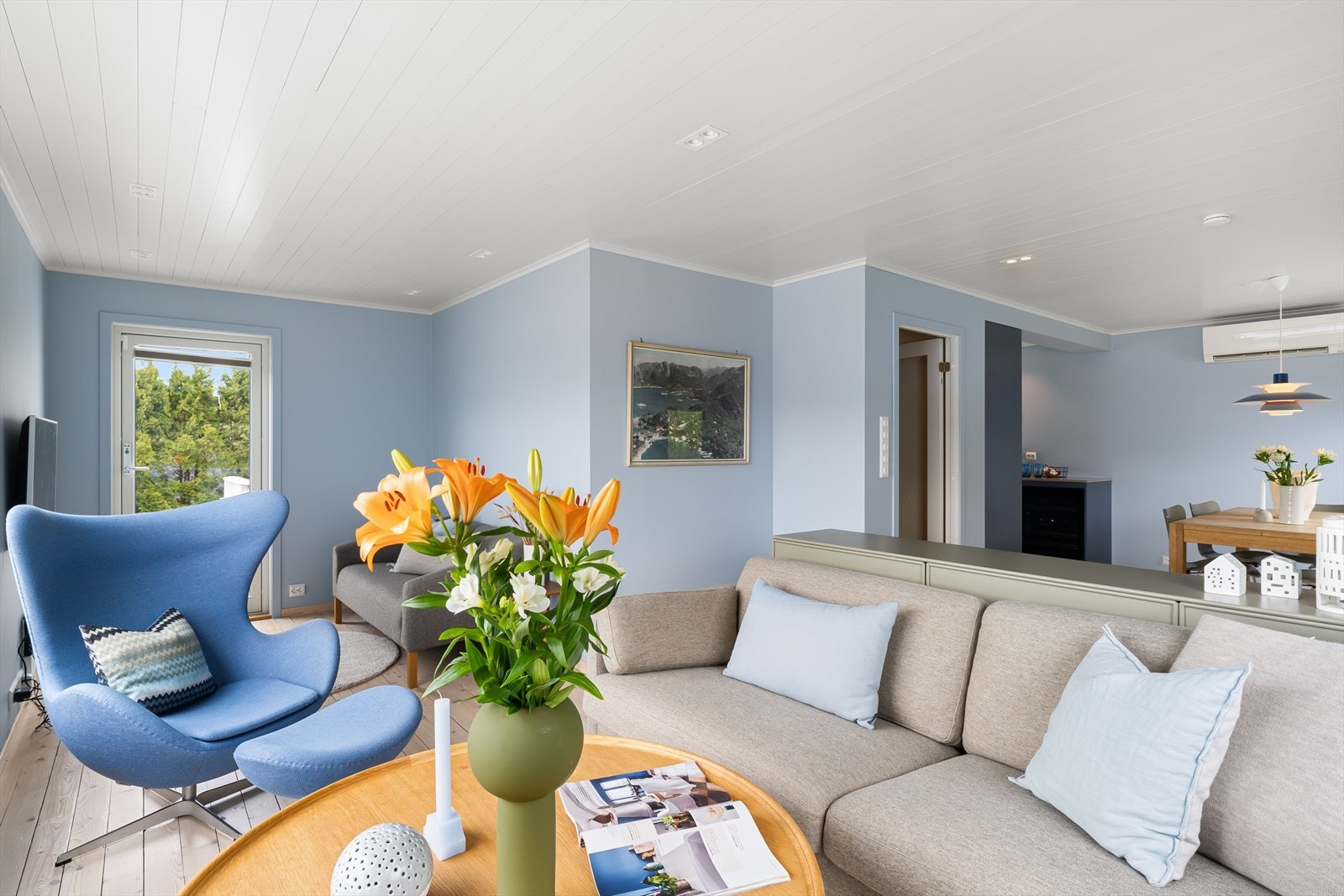 Stilfull hytte malt i duse farger som passer den maritime beliggenheten Galleribilde