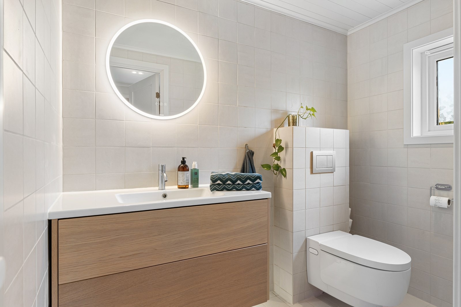 Hytta har et moderne og stilfullt bad fra 2021 Galleribilde