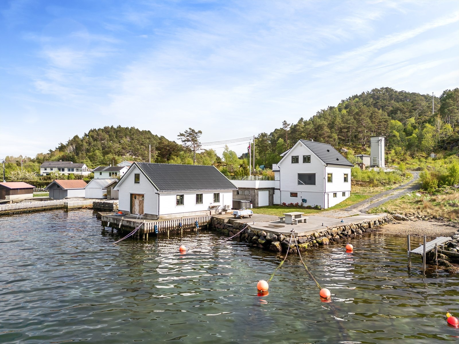 Sjarmerende eiendom ved vannet med moderne fasiliteter og naturskjønne omgivelser, perfekt for ro og rekreasjon Galleribilde