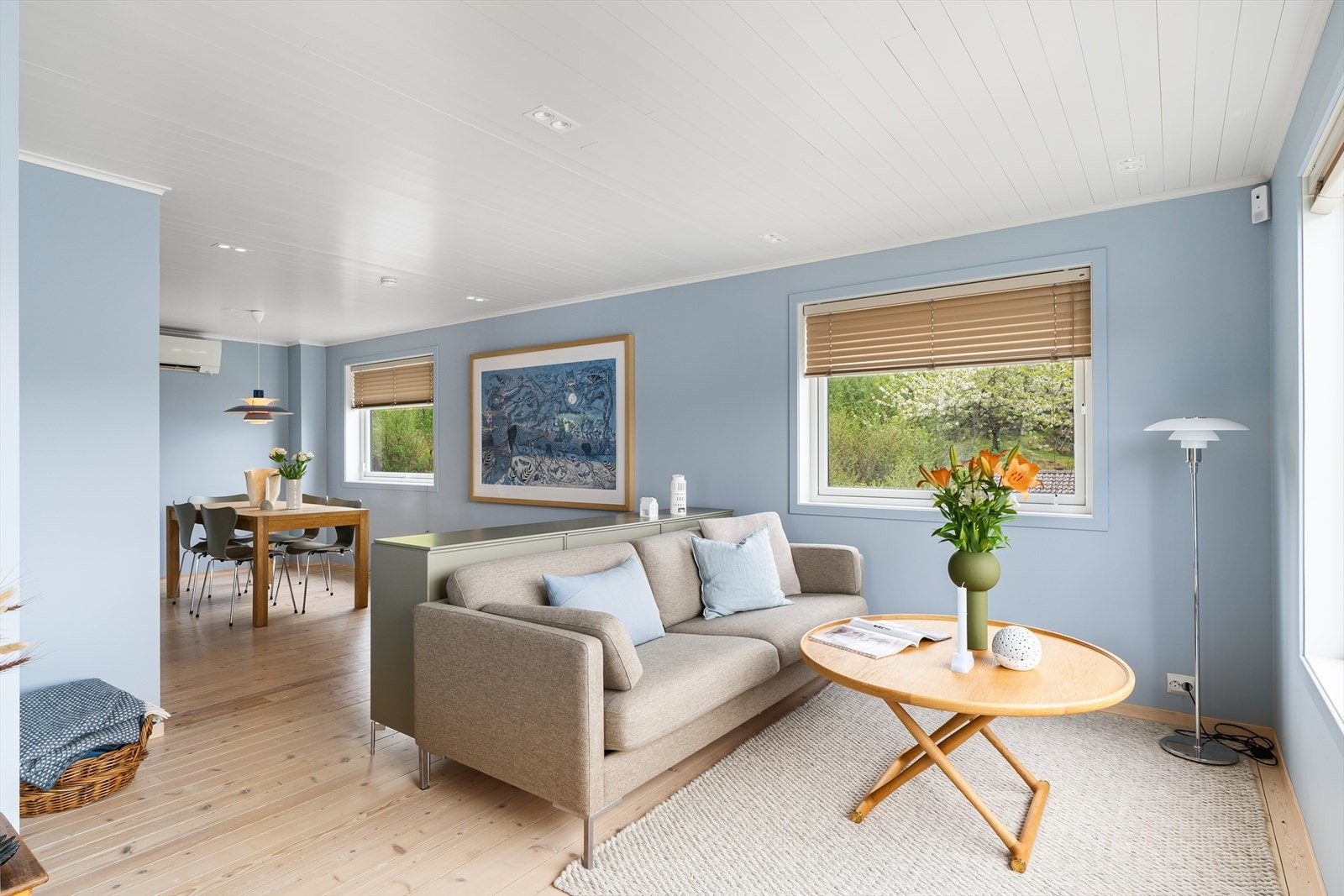 Det er god plass til både sofa og spisegruppe Galleribilde