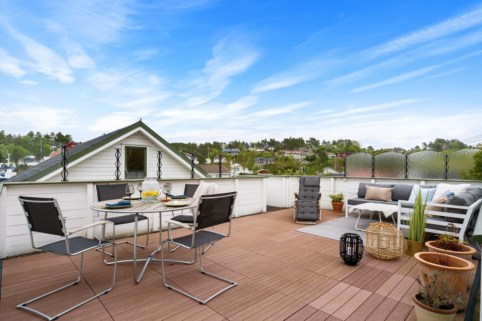 Romslig terrasse med direkte tilgang fra hytta Galleribilde