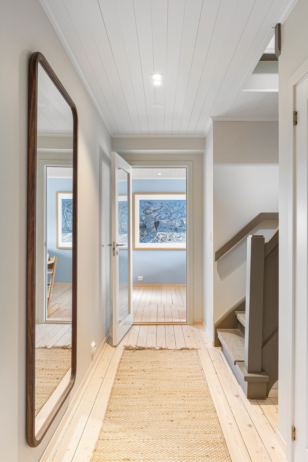 Entré med flotte tregulv og trapp opp til soverommene i 2. etasje Galleribilde