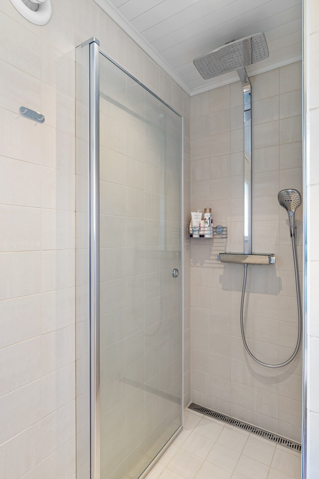 Dusjnisje med bl.a. fossefallsdusj og slukrenne Galleribilde