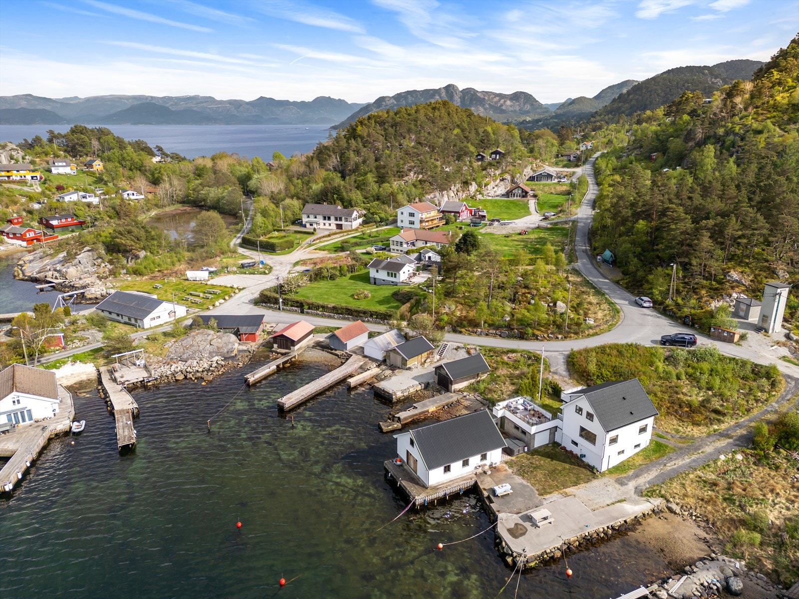 Eiendommen ligger flott til helt i sjøkanten Galleribilde
