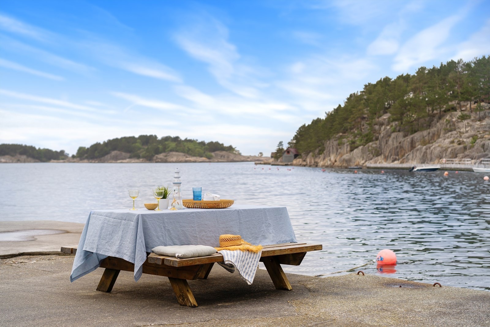 Hva med å nyte frokosten helt nede ved sjøen? Galleribilde