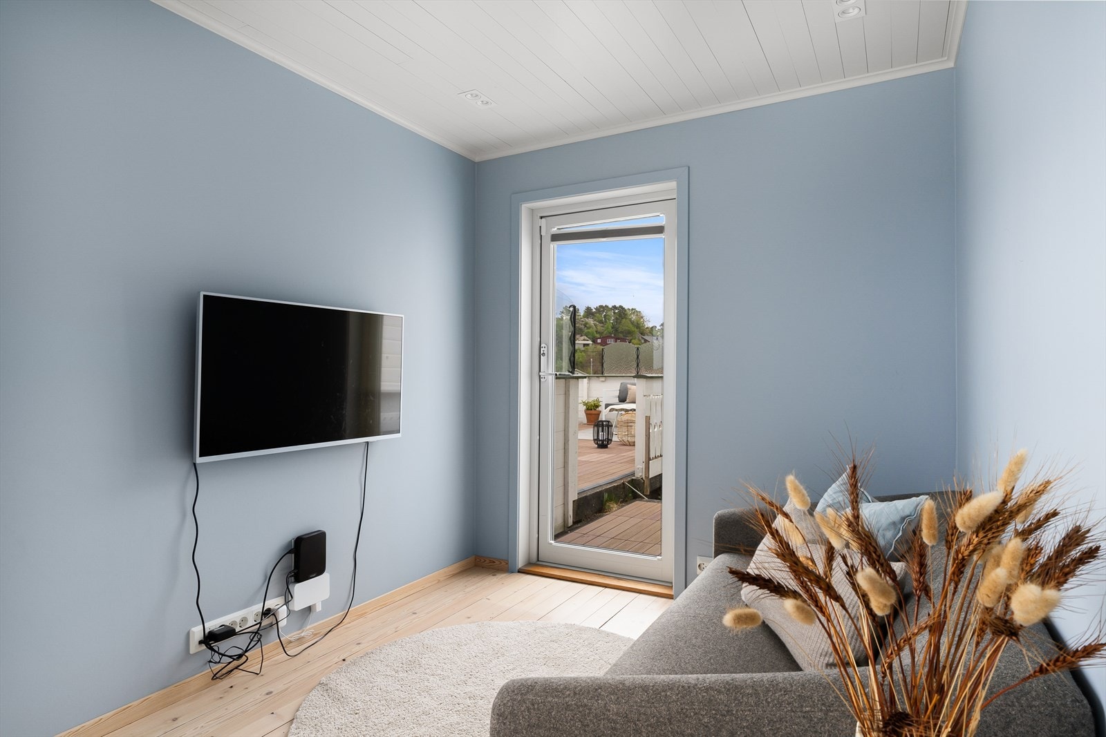 Stua har og plass til en liten TV-krok - med utgang til terrassen Galleribilde