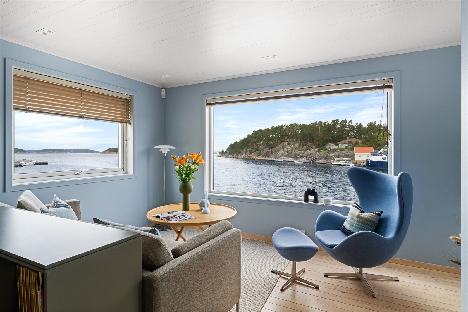 Stua har store, flotte vinduer som gir godt med dagslys og flott utsyn mot sjøen Galleribilde