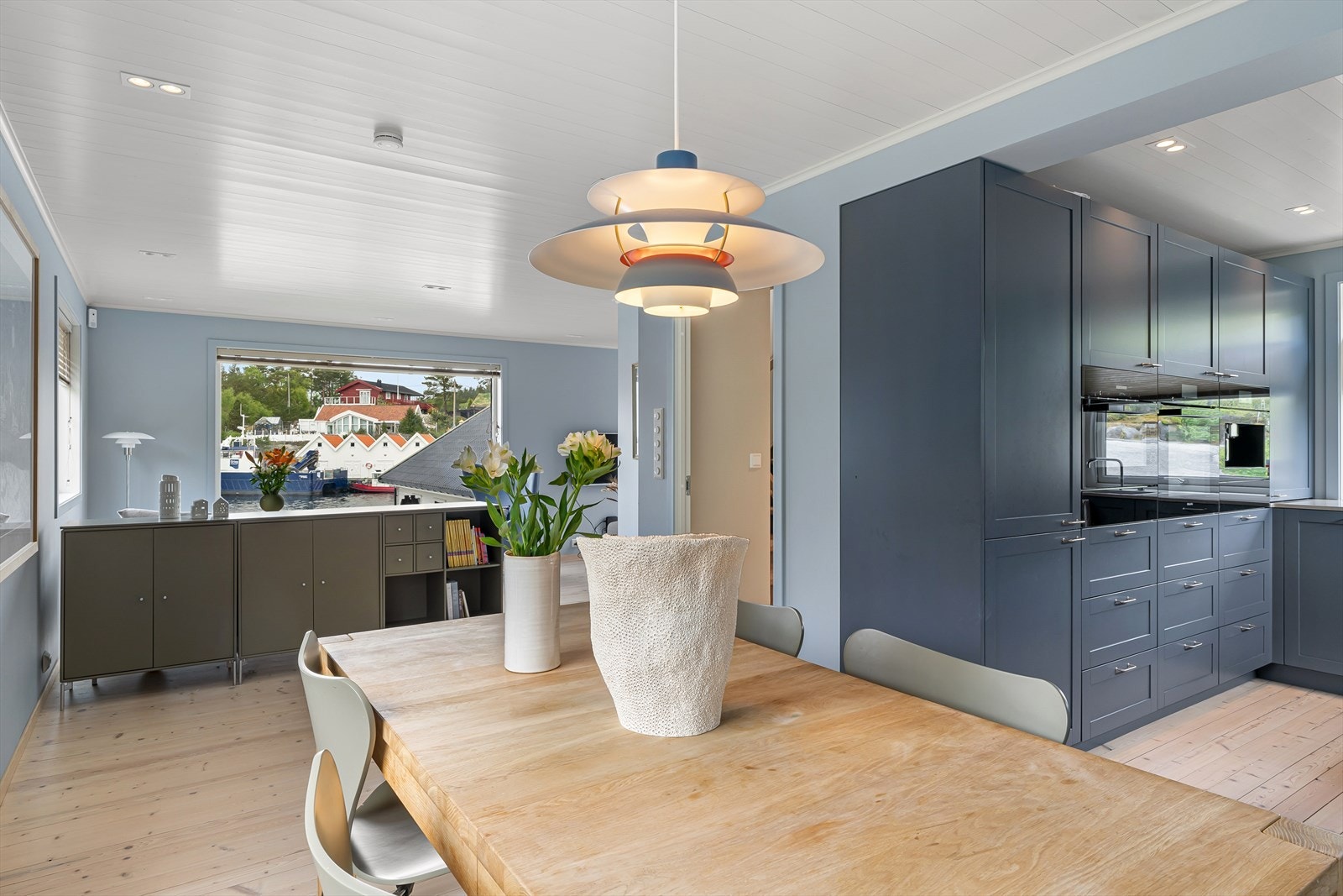 Kjøkkenet er moderne og kan skimte med integrerte hvitevarer fra Miele Galleribilde