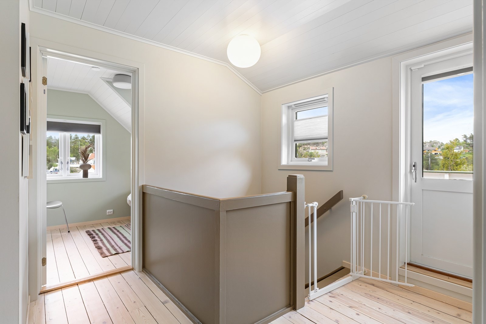 2. etasje er malt i lyse og fine farger Galleribilde
