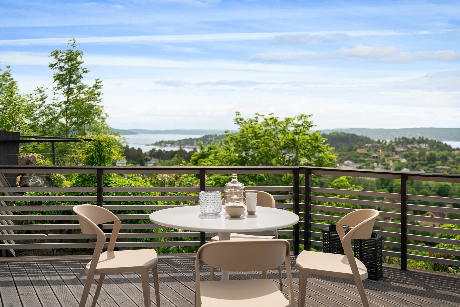 Terrasse på utsiden av kjelleretasje Galleribilde