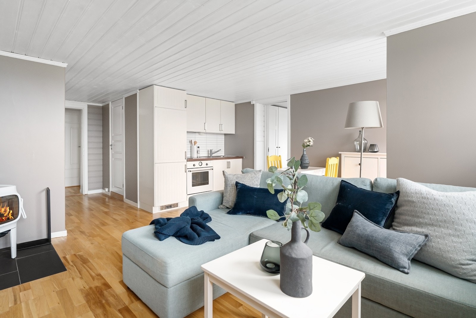 Kjellerstue med hybelkjøkken Galleribilde