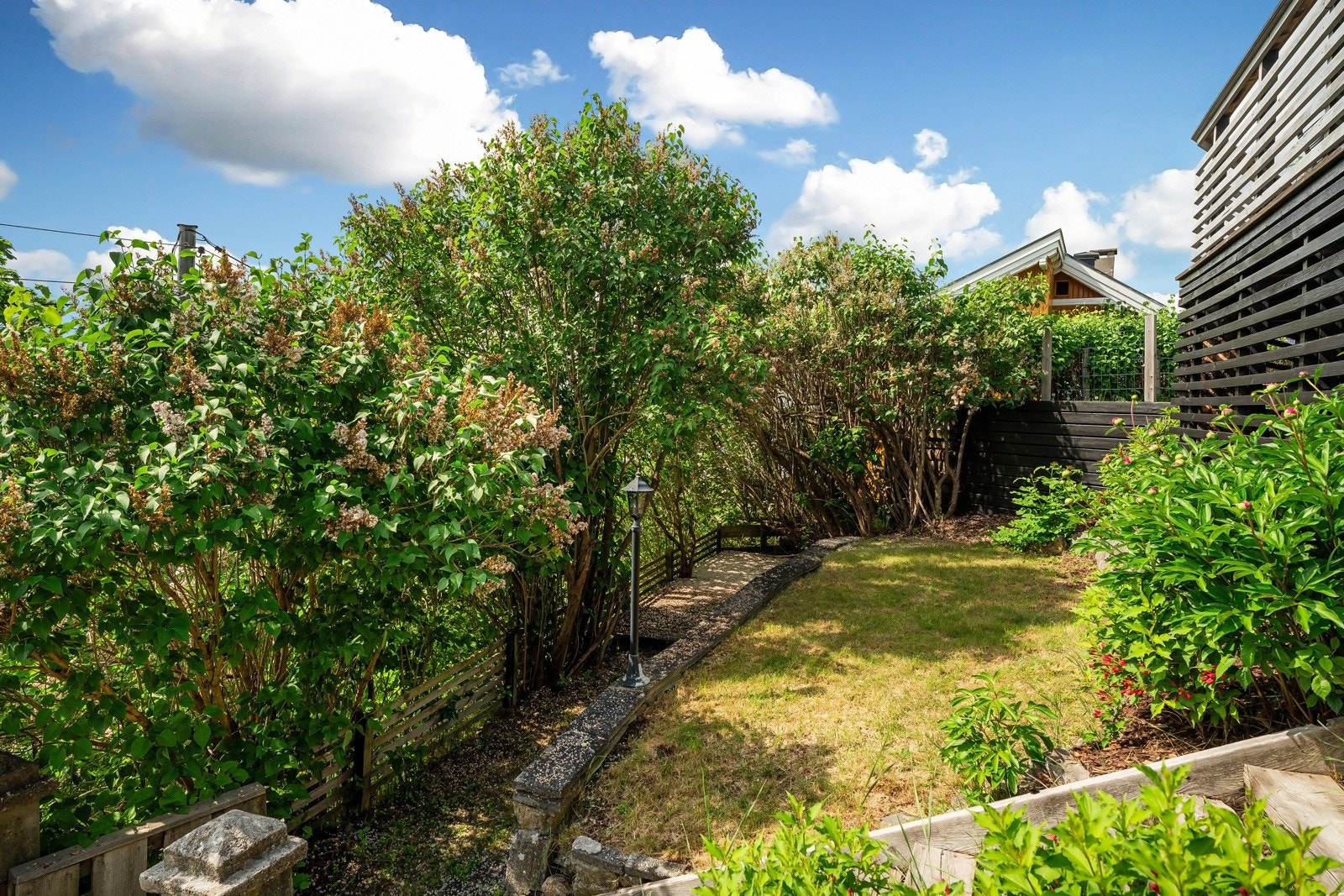 Hage på vestsiden av terrasse Galleribilde