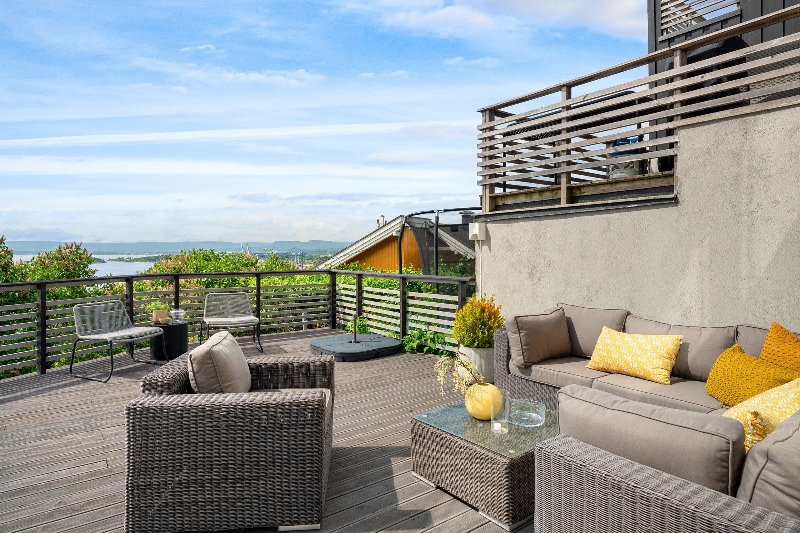 Terrasse på utsiden av kjelleretasje Galleribilde