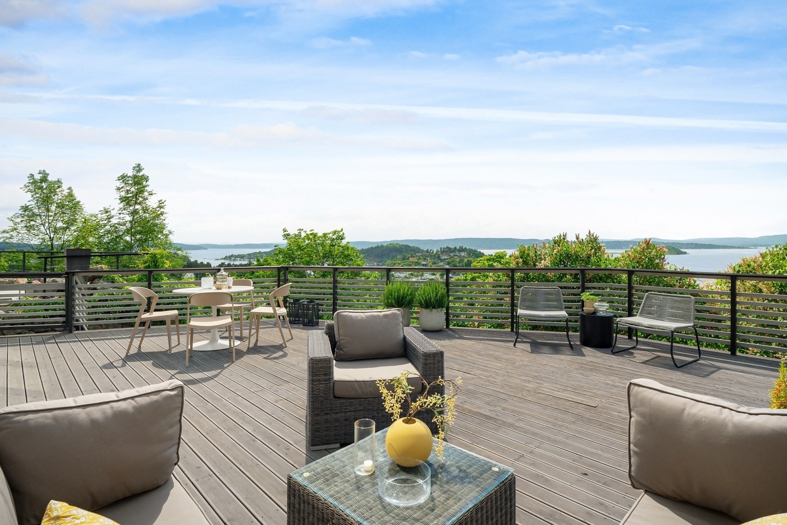 Terrasse på utsiden av kjelleretasje Galleribilde