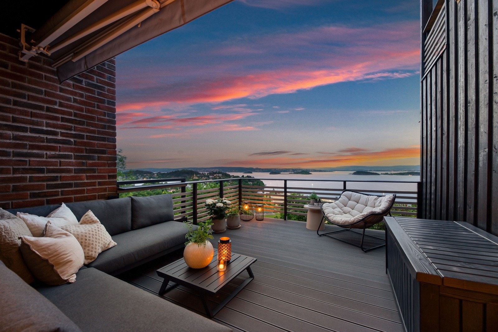 Lekkert, vesentlig oppusset rekkehus på 194 m² BRA med flott fjordutsikt og gode solforhold | Hybel i kjeller | Garasje Galleribilde