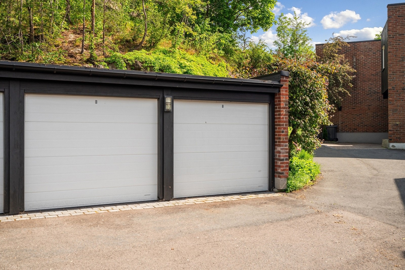 Det medfølger 1 garasjeplass i felles rekkegarasje. Det er også mulighet for biloppstilling foran boligen, der det er installert ladestasjon for el-bil. Galleribilde